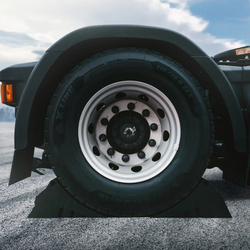 Черный противооткатный упор для грузового автомобиля