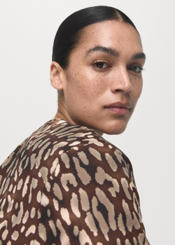 Блузка с бантом, из ткани с леопардовым принтом и атласным блеском