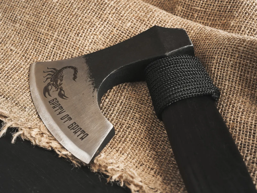 Кованый топор "Брату от брата", гравировка "Скорпион", рукоять черный мореный ясень