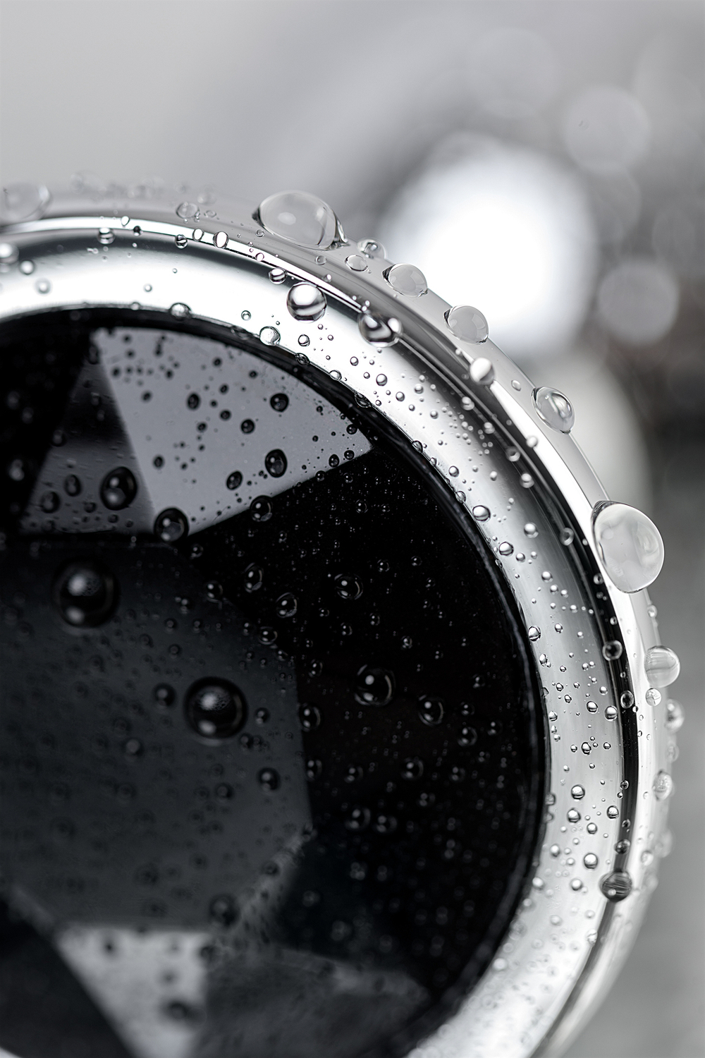 Анальная втулка с кристаллом Medium черный 8 см