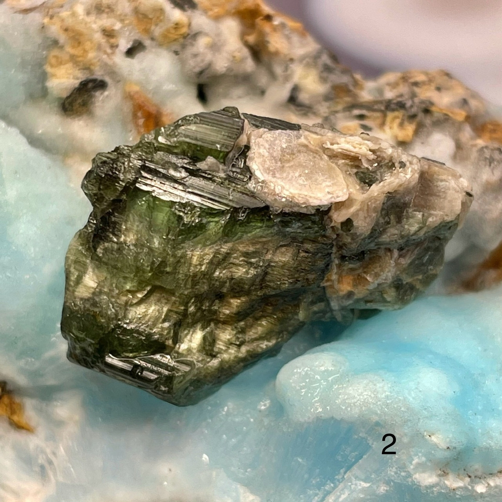 38015 Турмалин зеленый необработанный кристалл 20-26мм