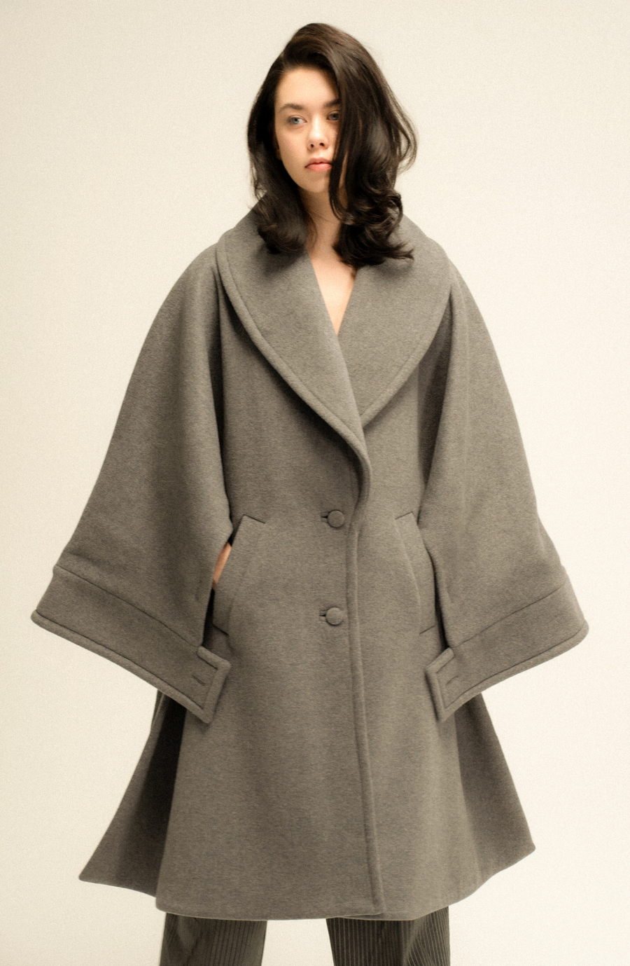 Пальто-кейп сложного кроя