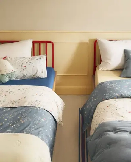 ZARA HOME ДЕТСКИЙ ДВУСТОРОННИЙ ПОДОДЕЯЛЬНИК, ЭКРЮ/СИНИЙ