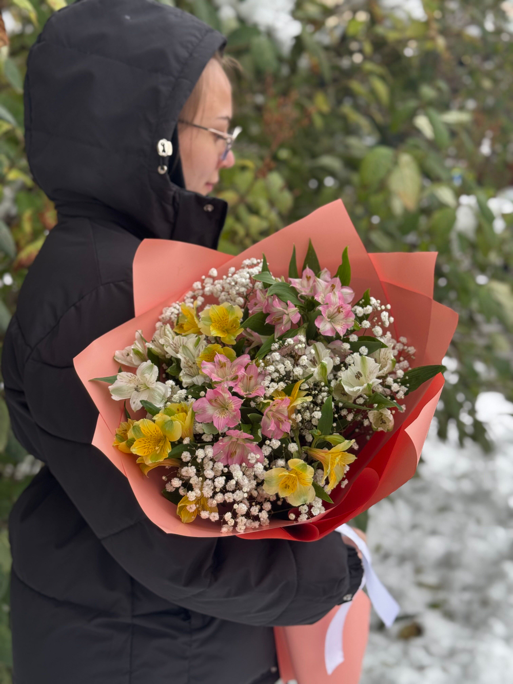 Букет цветов Альстромерии микс с гипсофилой