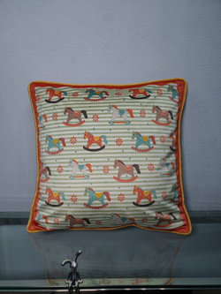 Подушка бархатная с деревянными лошадками