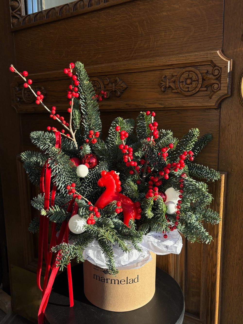 Композиция из хвои с илексом и свечой