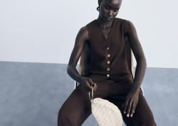 Жилет с декоративными пуговицами