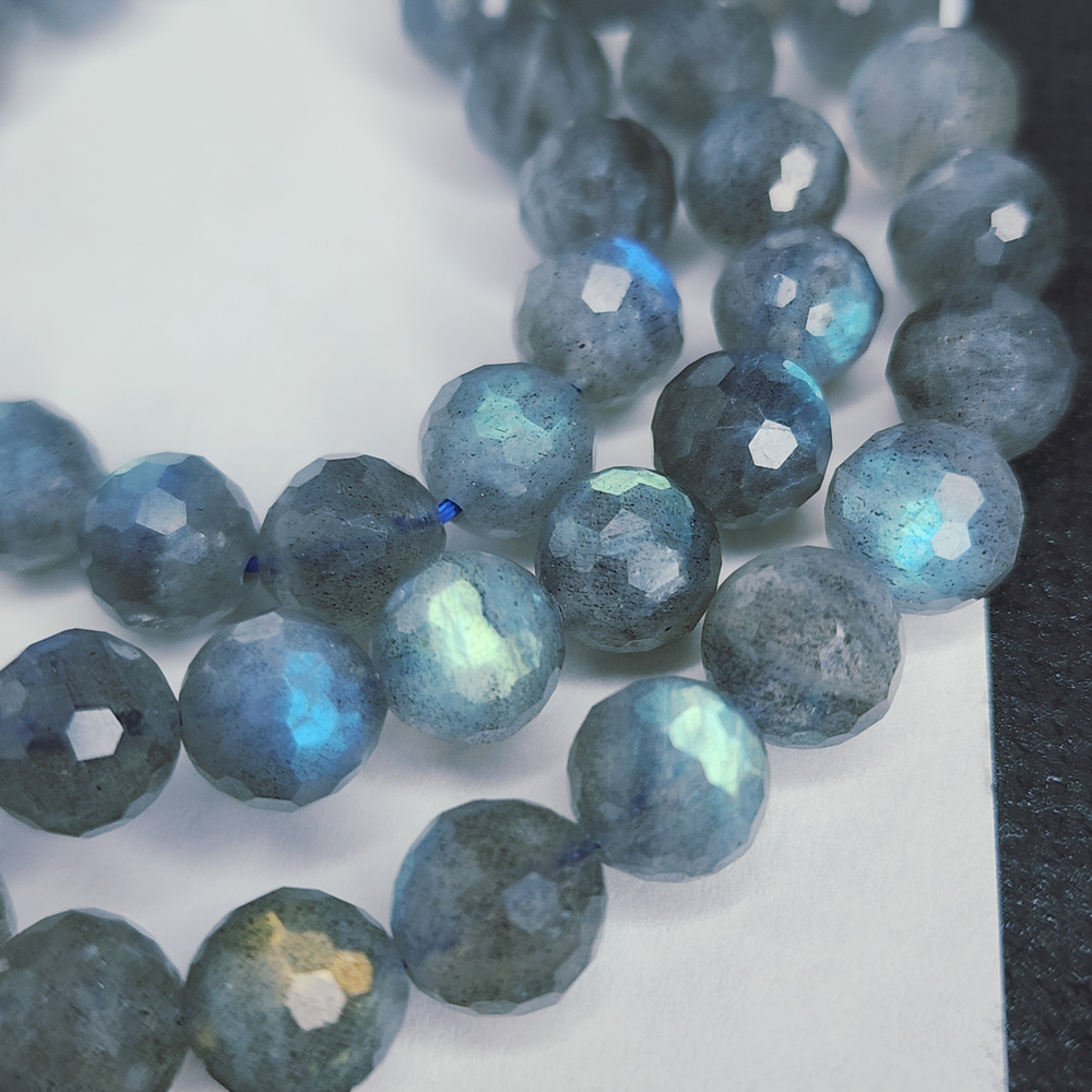 Лабрадор огранка, сверкает, переливается, в каждом иризация, р-р 7.8мм, штучно