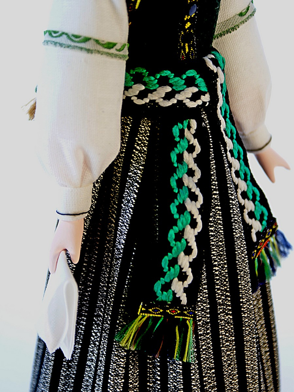 Кукла фарфоровая Латышка в национальном костюме