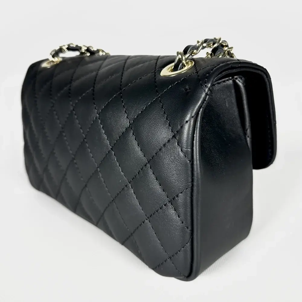 Женская сумка с цепочкой из натуральной кожи черного цвета