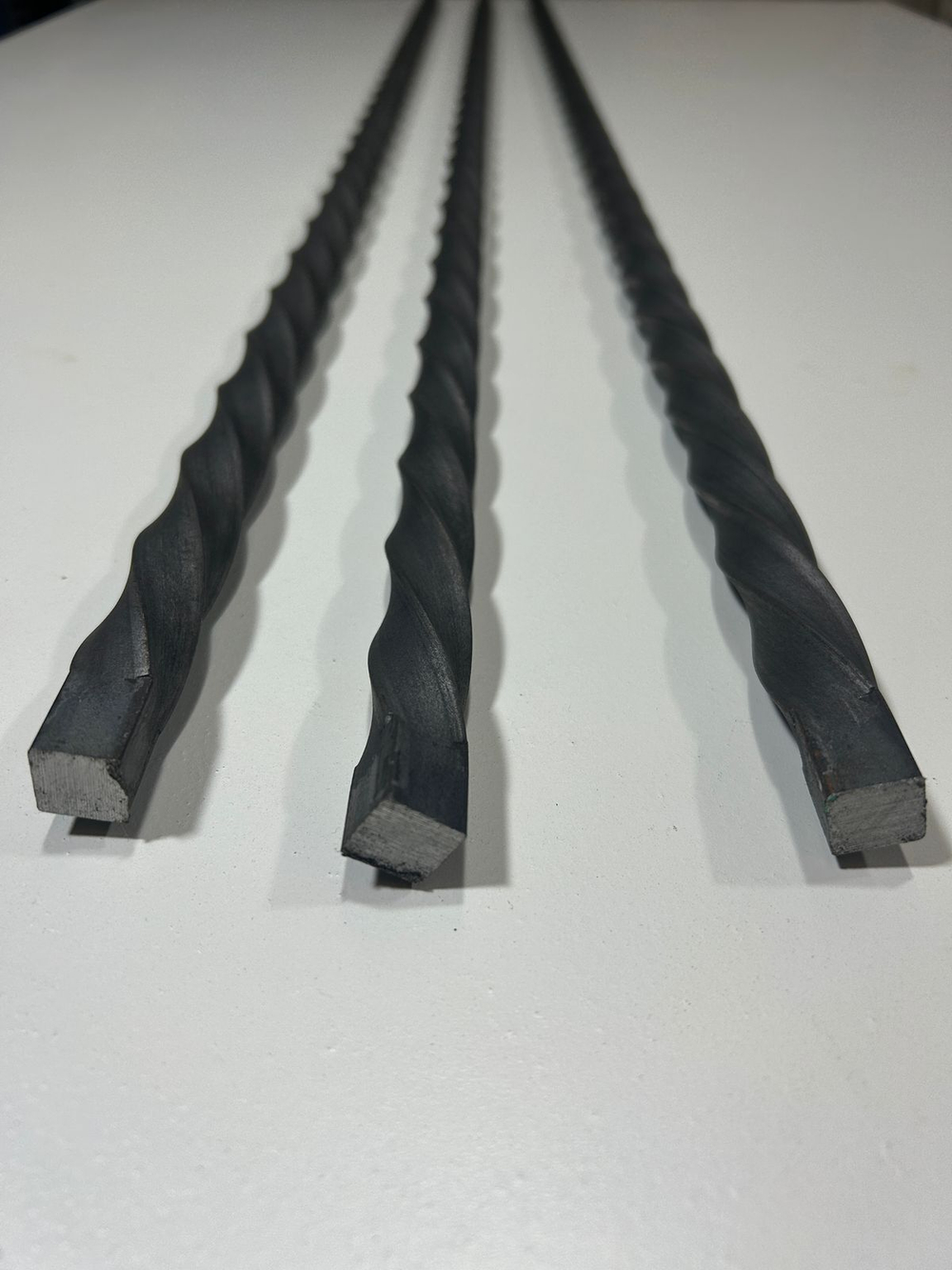 Кованый элемент торсион 1000мм квадрат полнотелый 14х14мм