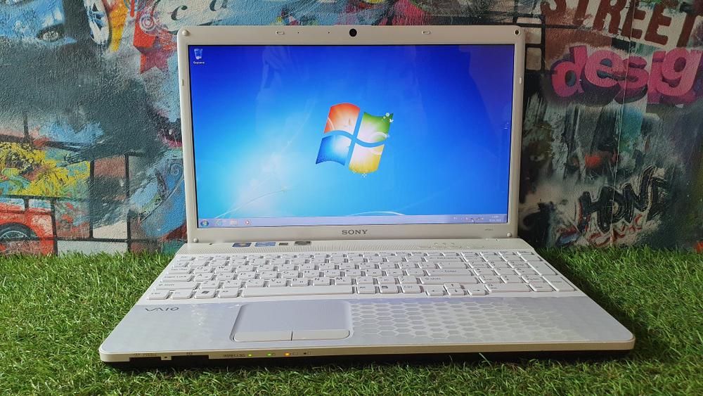 Ноутбук Sony VAIO PCG-71812V VPC-EH3M1R 1366x768, Intel Core i3-2350M 2.30 GHz, 4 Gb, GeForce 410M Windows 7 Home Premium