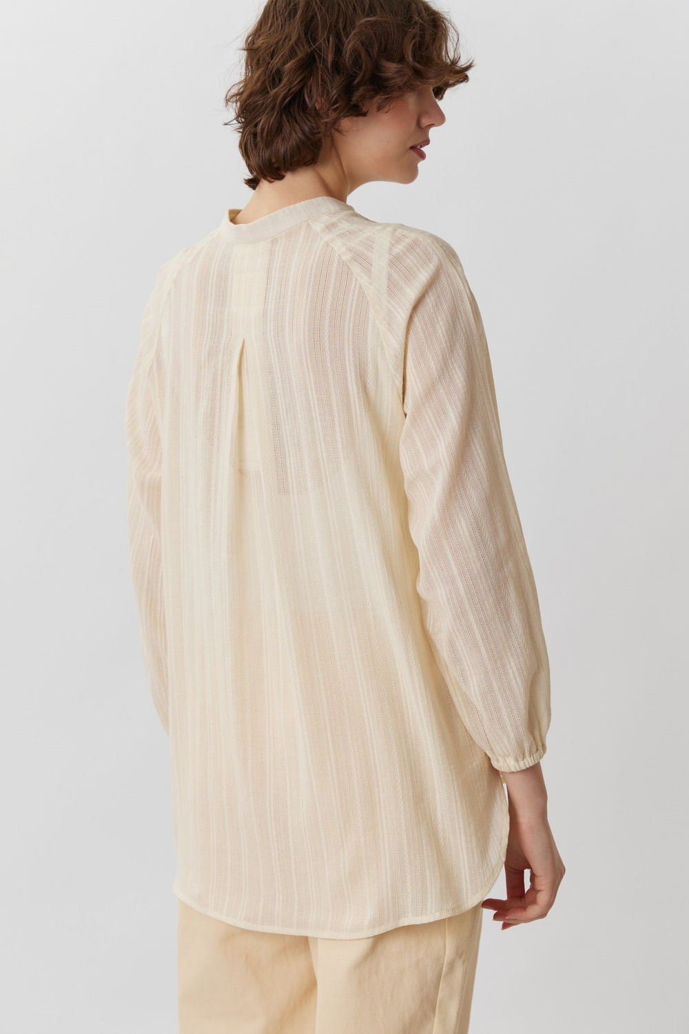 Рубашка покроя реглан из молочного шитья