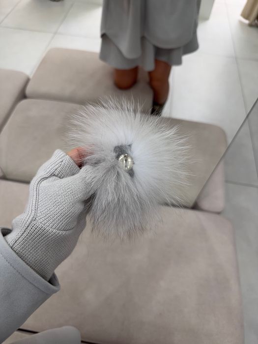 БРОШЬ ГАРЭТ СЕРЫЙ