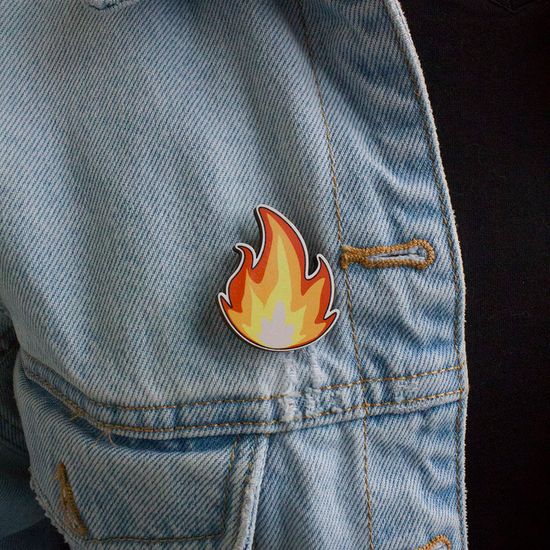 Значок деревянный (брошь) Огонь Тепло. Fire Pin