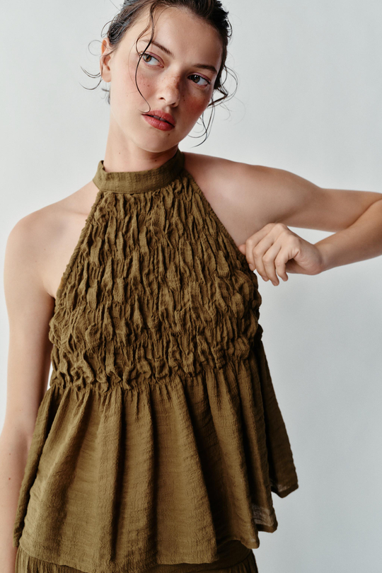 ZARA ТОП С ГОРЛОВИНОЙ ХАЛТЕР И СБОРКАМИ, ОЛИВКОВЫЙ