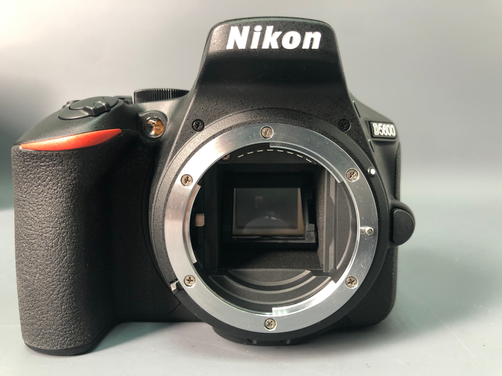 Nikon D5600, 1150 кадров пробега.