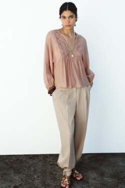 ZARA БЛУЗА ИЗ РЕЛЬЕФНОЙ ТКАНИ С КРУЖЕВОМ КРОШЕ, ЦВЕТ РОЗОВОГО ДЕРЕВА