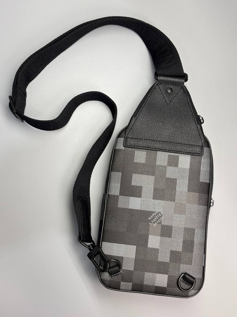 Сумка- слинг Louis Vuitton