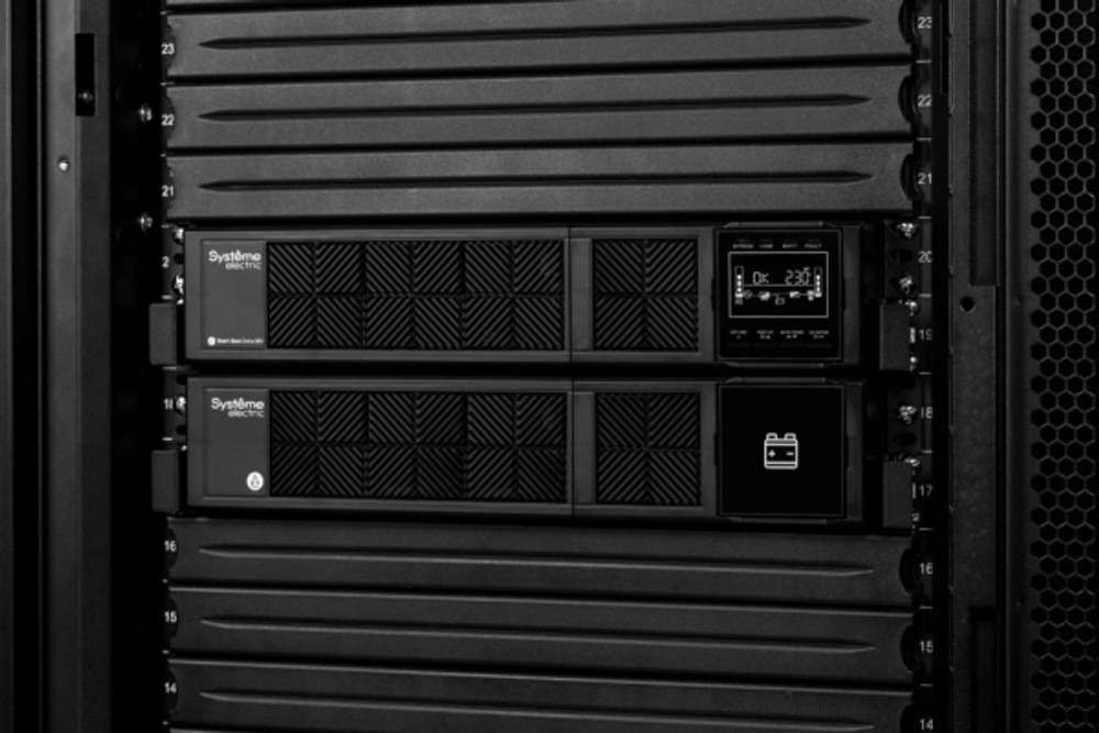 Источник бесперебойного питания Systeme Electric SRVSE6KRTXLI4U