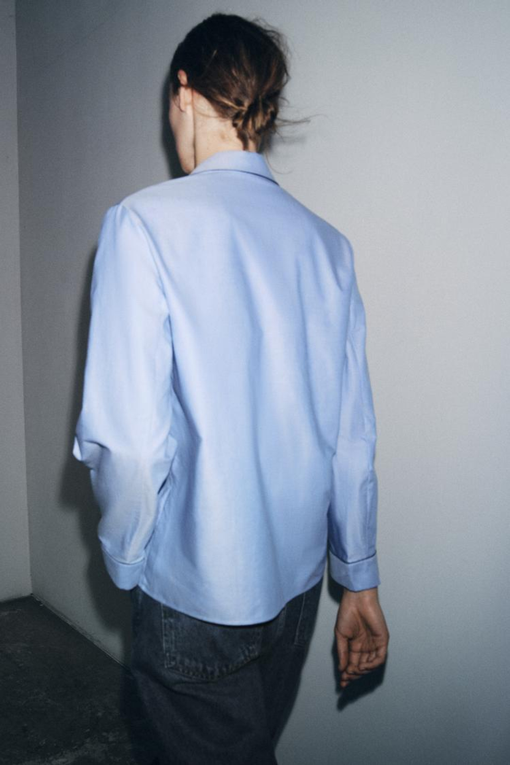 ZARA РУБАШКА С ЗАПАХОМ И КОНТРАСТНОЙ ОТДЕЛКОЙ — ZW COLLECTION, СИНИЙ