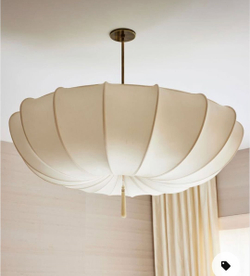 Элегантная люстра с воздушным плафоном и мягкими волнообразными линиями