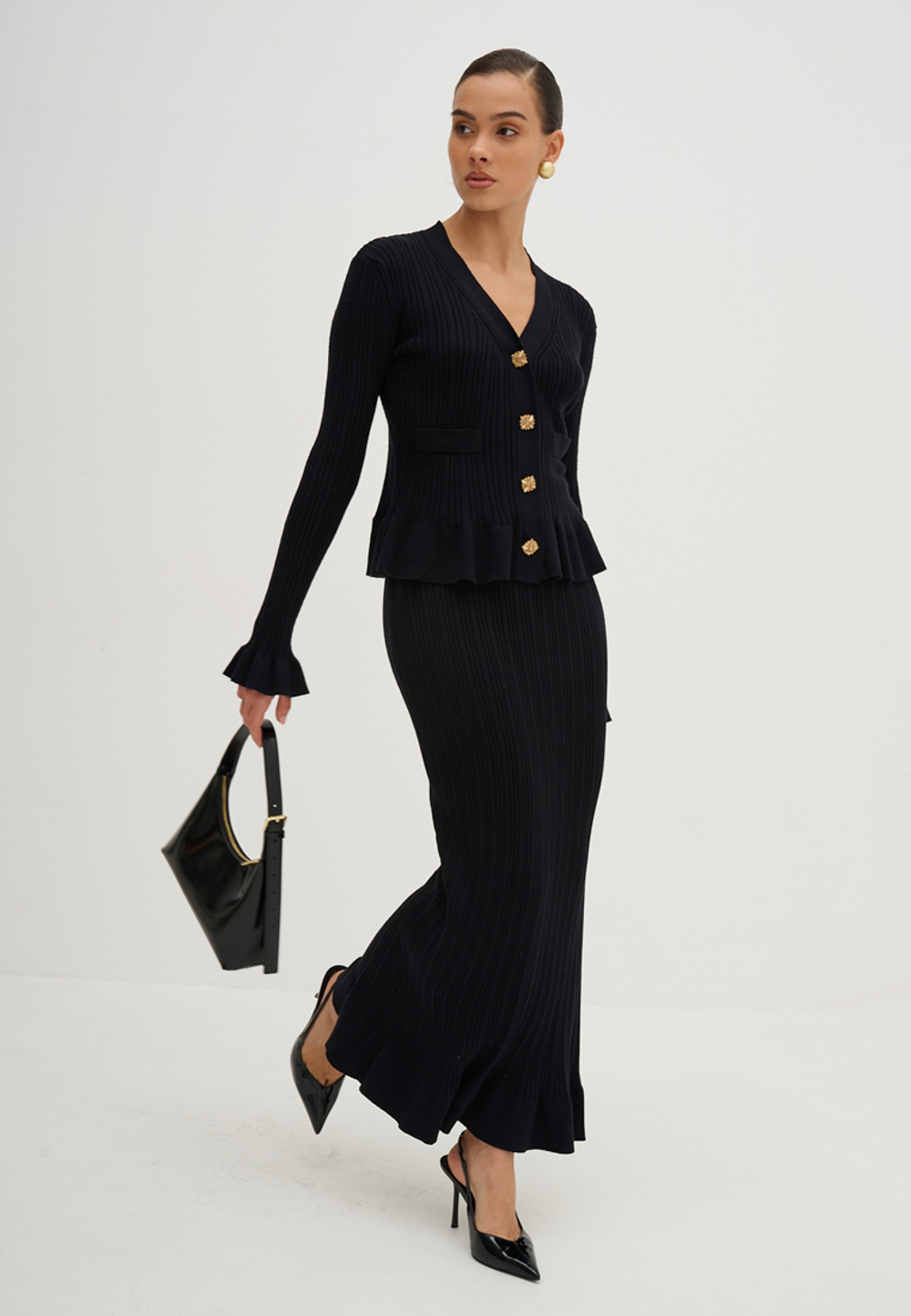 Костюм трикотажный с юбкой черного цвета