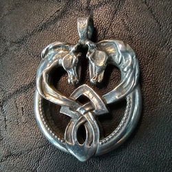 Подвеска. Два коня