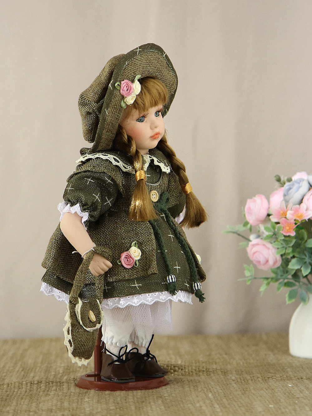 Кукла фарфоровая 12' на подставке