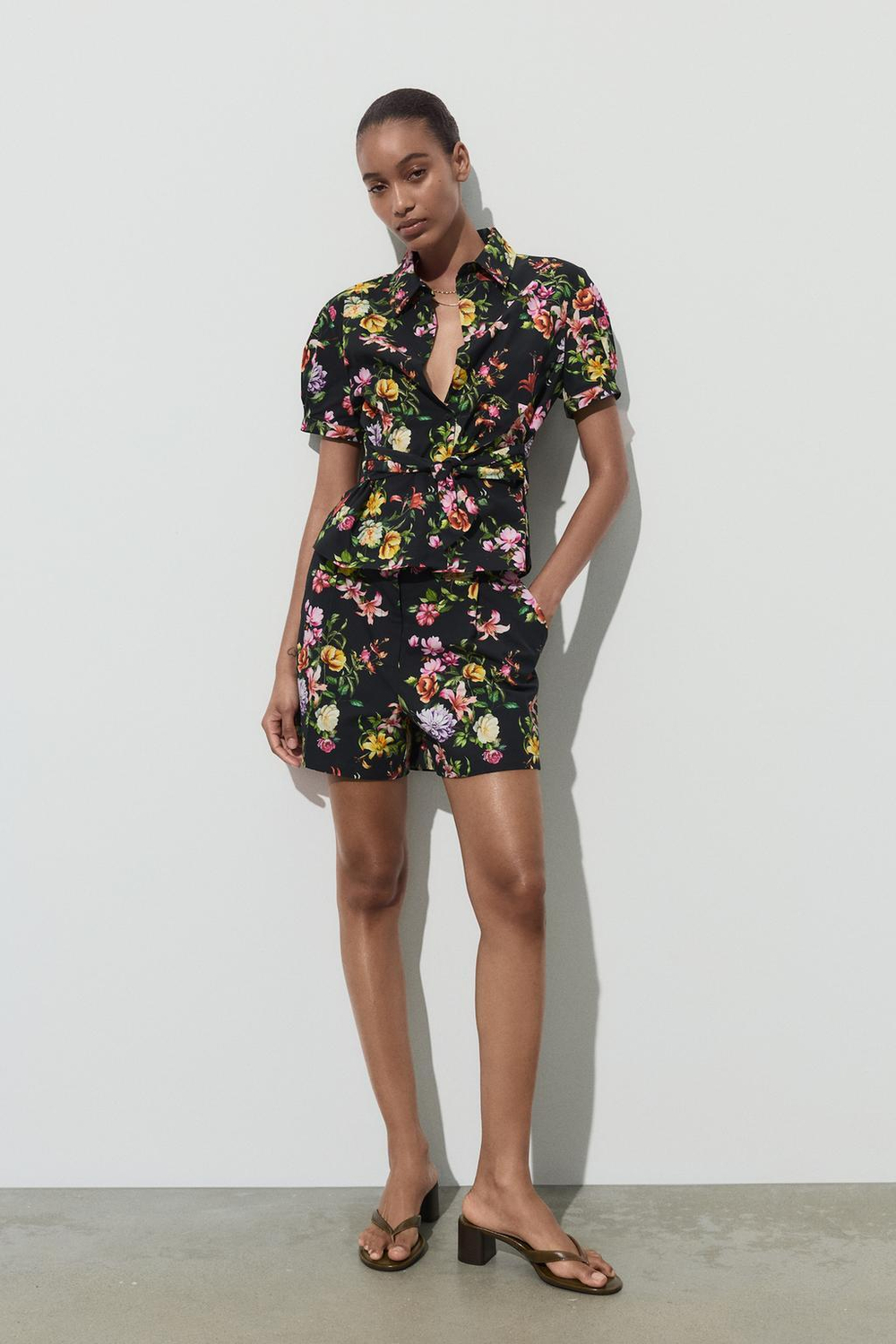 ZARA ТОП ИЗ ПОПЛИНА С ЦВЕТОЧНЫМ ПРИНТОМ, ЧЕРНЫЙ/ЗЕЛЕНЫЙ