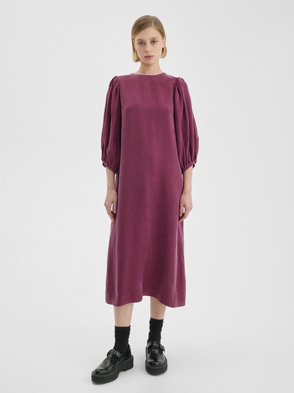 Платье с пышными рукавами винного цвета