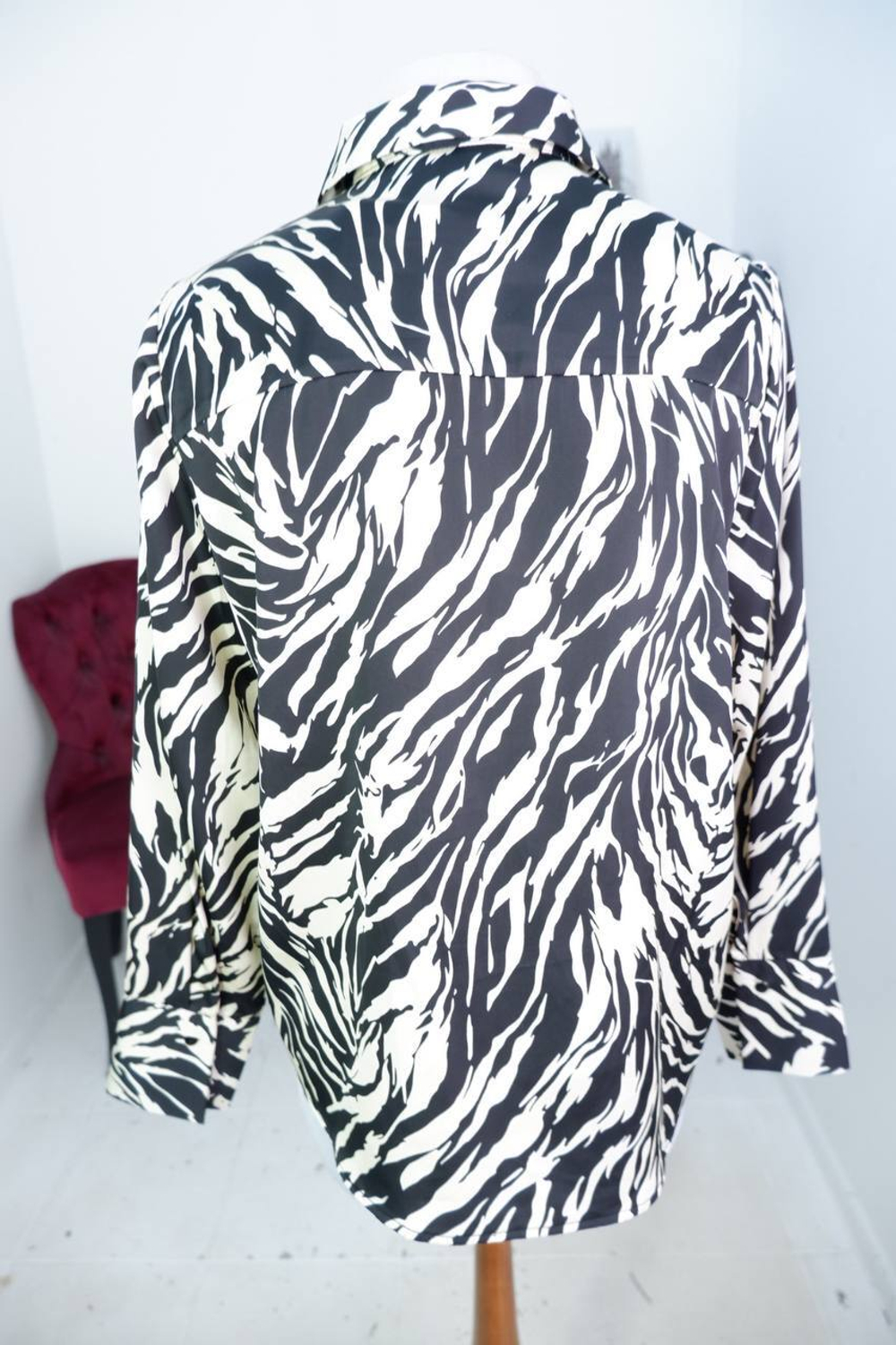 Блузка Ostin в монохроме, маркировка S, визуально 44 размер