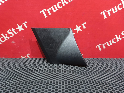 Заглушка решетки радиатора правая 2018г