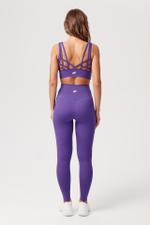 Топ с кольцами на спине