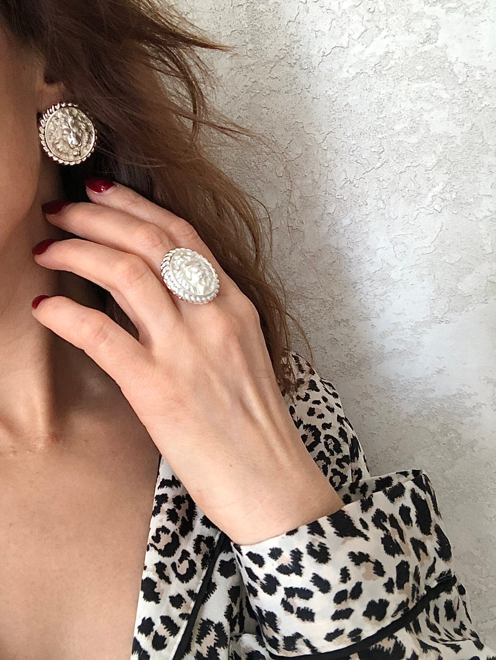 Кольцо-лев матовое серебро 1014