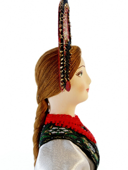 Кукла коллекционная в девичьем праздничном костюме