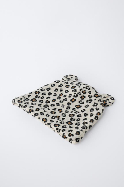 ZARA НАБОР ИЗ ДВУХ ВЯЗАНЫХ ШАПОК С АНИМАЛИСТИЧЕСКИМ ПРИНТОМ И УШКАМИ, ЭКРЮ