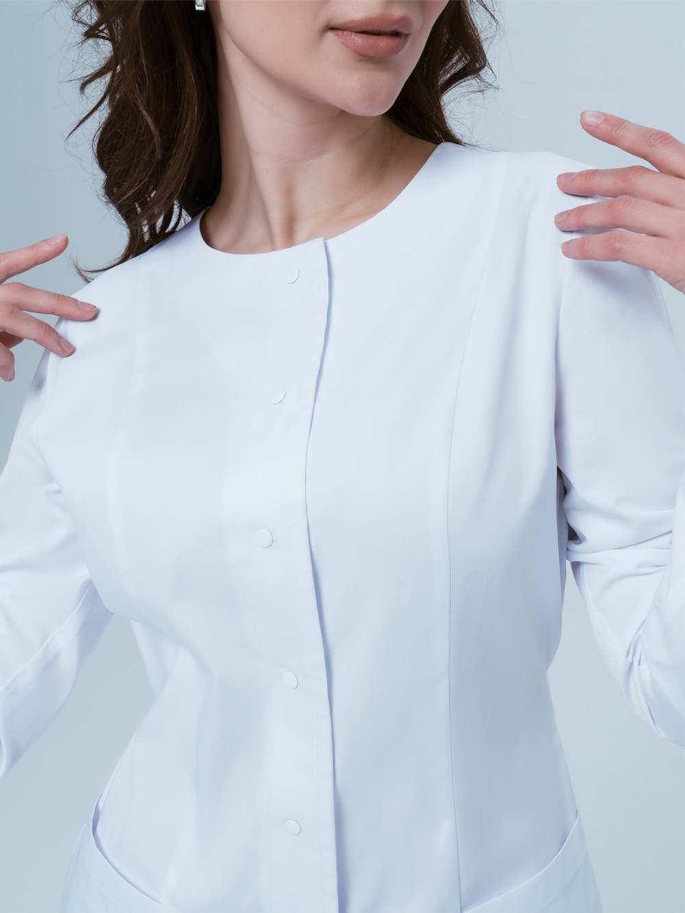 Детали медицинского халата на кнопках