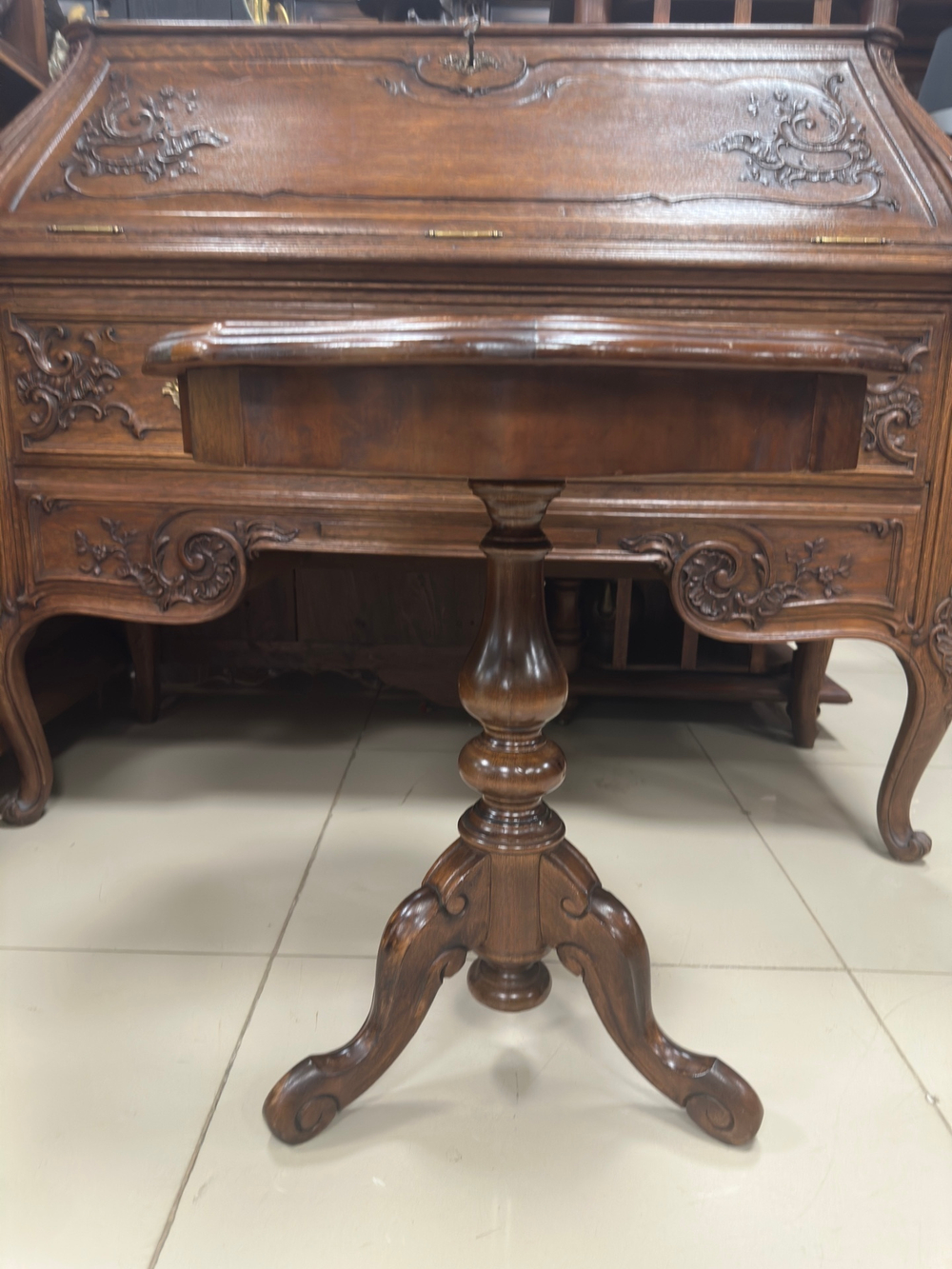 Кофейный столик на ножке