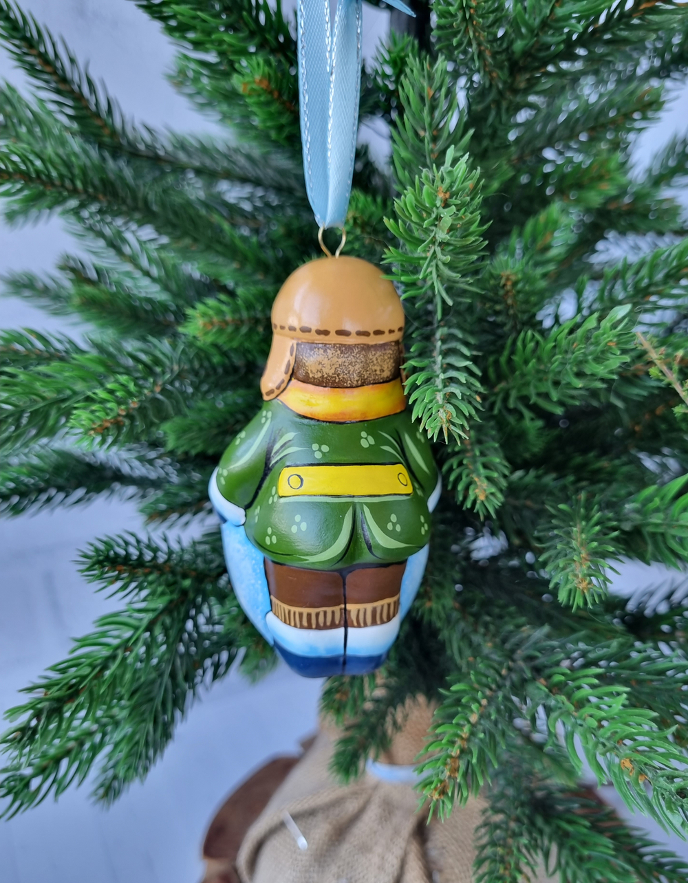 Мальчик со снежком ёлочная игрушка из фарфора