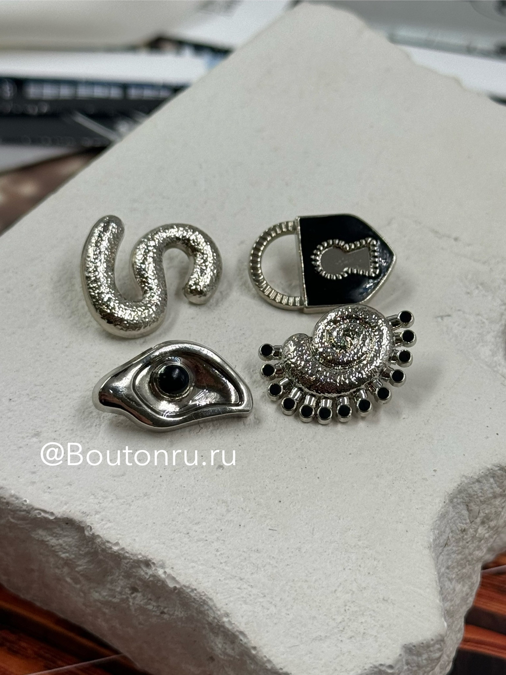 Пуговицы серебристые "S" Скиапар.