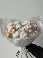 Букет сборный из хризантемы, маттиолы, ромашки и кустовых пионовидных роз