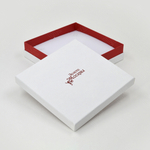 Футляр картонный с прослойкой под ювелирный гарнитур.