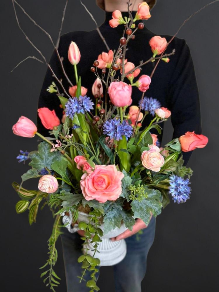 Композиция оранжево-голубая с веткой персика, васильками и розами в белом вазоне на ножке, в-74 см, дл-45 см, гл-40 см