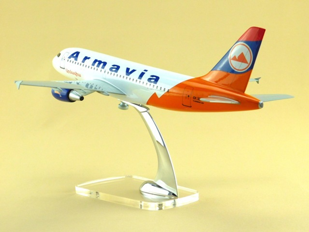Модель самолета Airbus A319 (М1:100, Armavia)