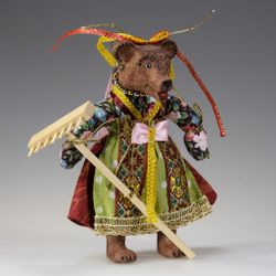 Ёлочная игрушка Медведица "Маша" с граблями