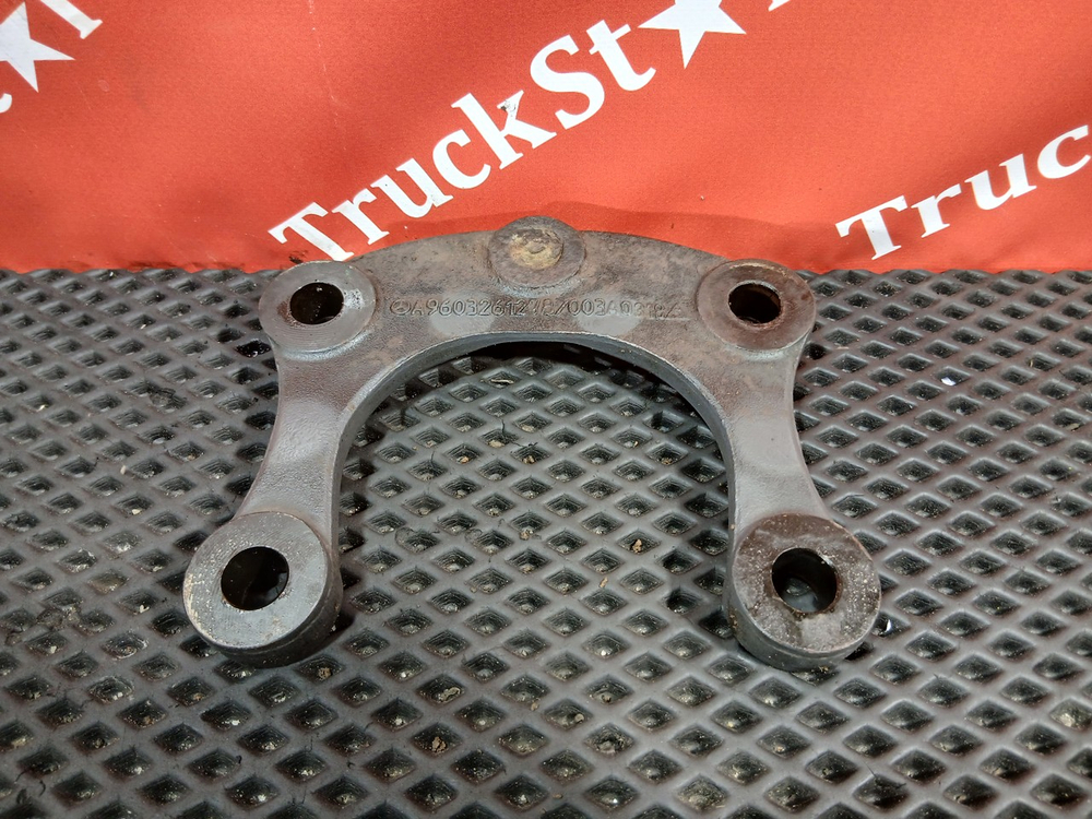 Кронштейн амортизатора