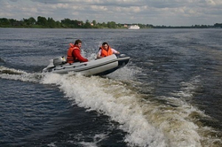 Лодка Мнев и К Кайман N-360