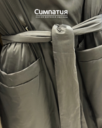 Классический пуховик свободного кроя, но с поясом и возможностью приталивания в черном цвете