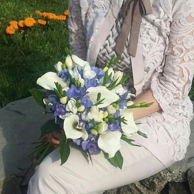 Букет невесты с бутоньеркой с каллами, гортензией и фрезией